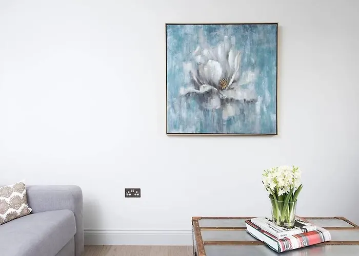 Recently Redecorated Spacious And Modern 1Br Flat In West London